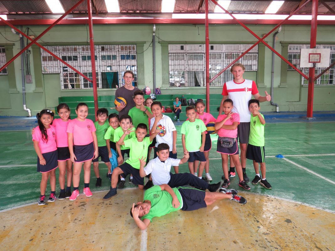 Voetbaltraining bij een sportproject in Costa Rica van De Kracht van Sport