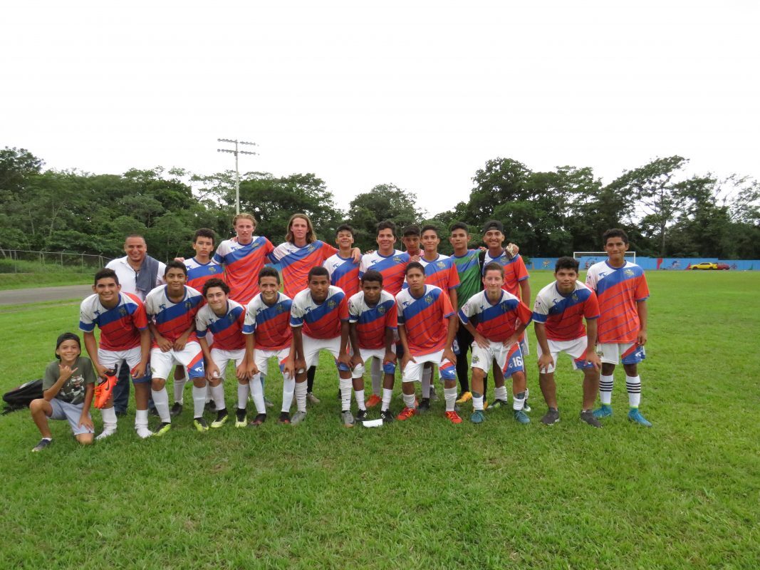 Voetbaltraining bij een sportproject in Costa Rica van De Kracht van Sport