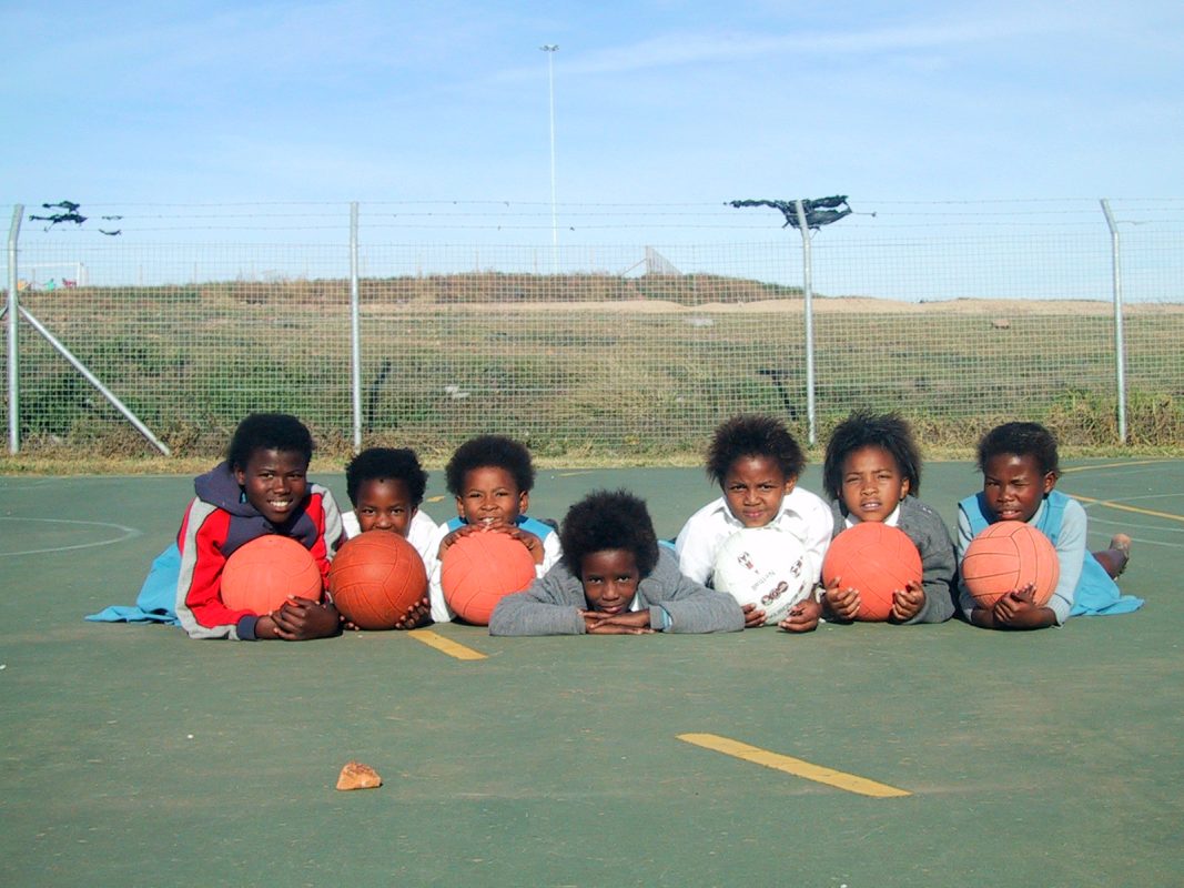Netbaltraining bij een sportproject in Zuid-Afrika van De Kracht van Sport