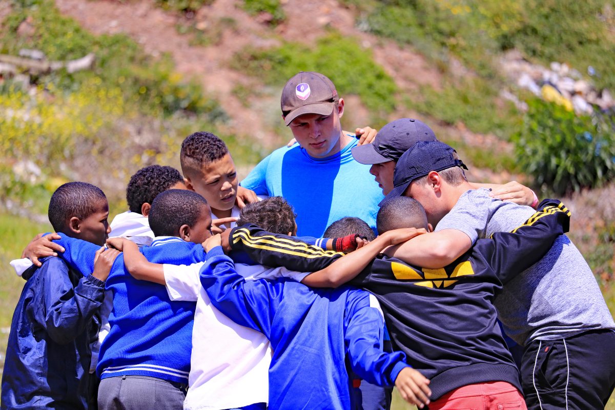 Rugbytraining bij een sportproject van De Kracht van Sport