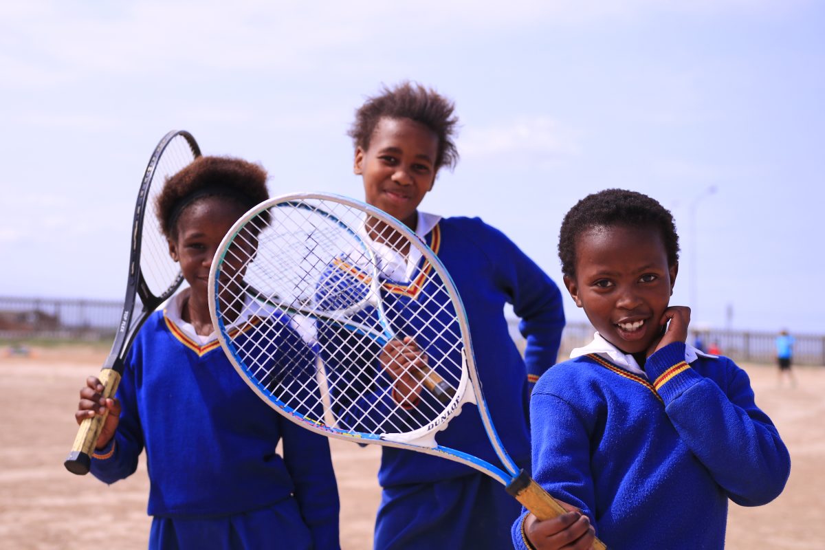 Tennistraining bij een sportproject van De Kracht van Sport