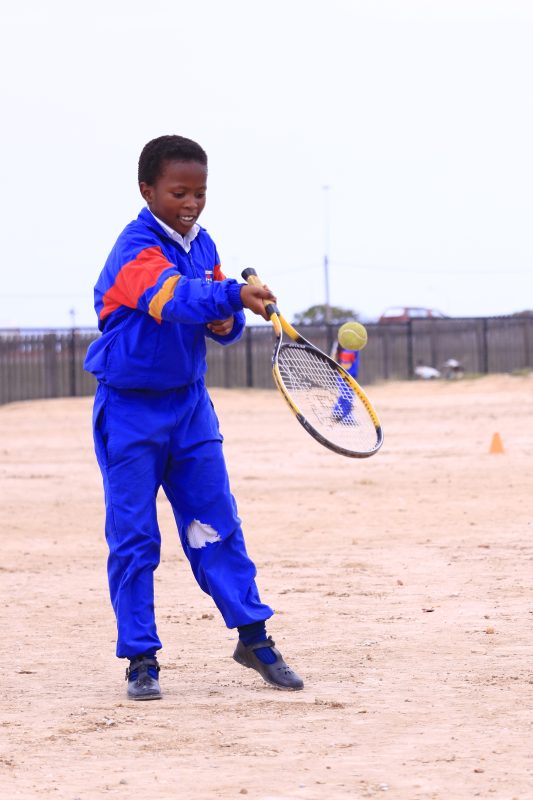Tennistraining bij een sportproject van De Kracht van Sport