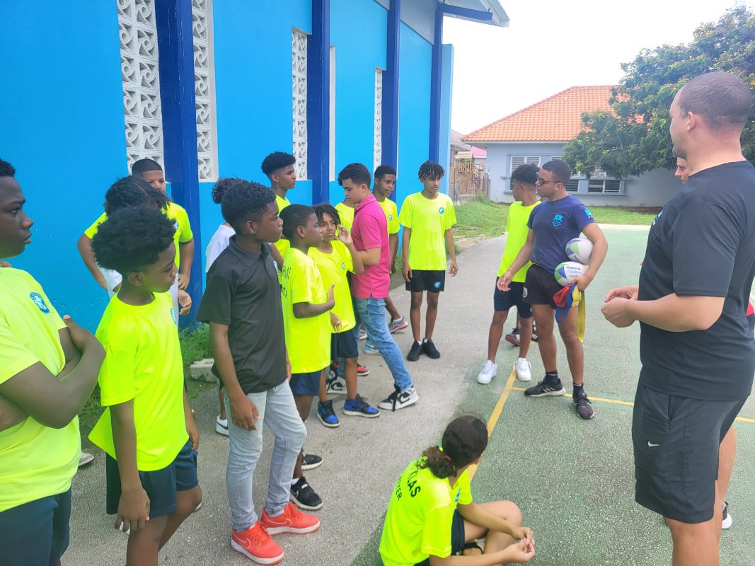 Rugbytraining bij een sportproject van De Kracht van Sport