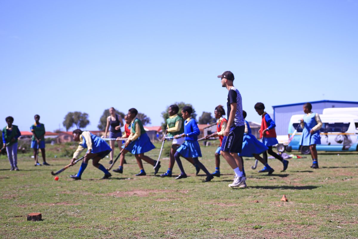 Hockeytraining bij een sportproject in Zuid-Afrika van De Kracht van Sport