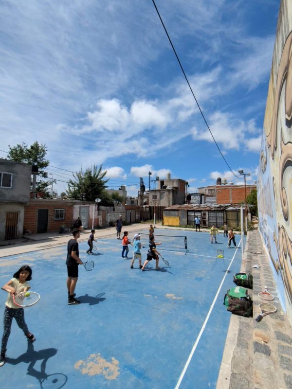 Tennistraining bij een sportproject in Argentinië van De Kracht van Sport