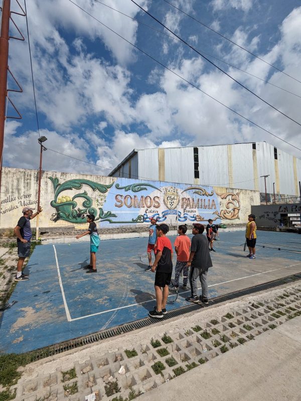 Tennistraining bij een sportproject in Argentinië van De Kracht van Sport