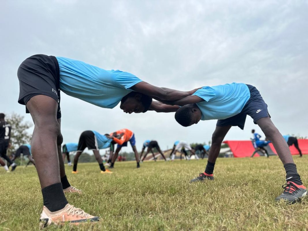 Rugbytraining bij een sportproject in Ghana van De Kracht van Sport