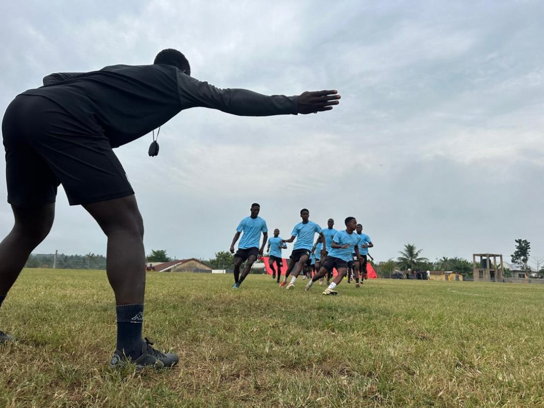Rugbytraining bij een sportproject in Ghana van De Kracht van Sport
