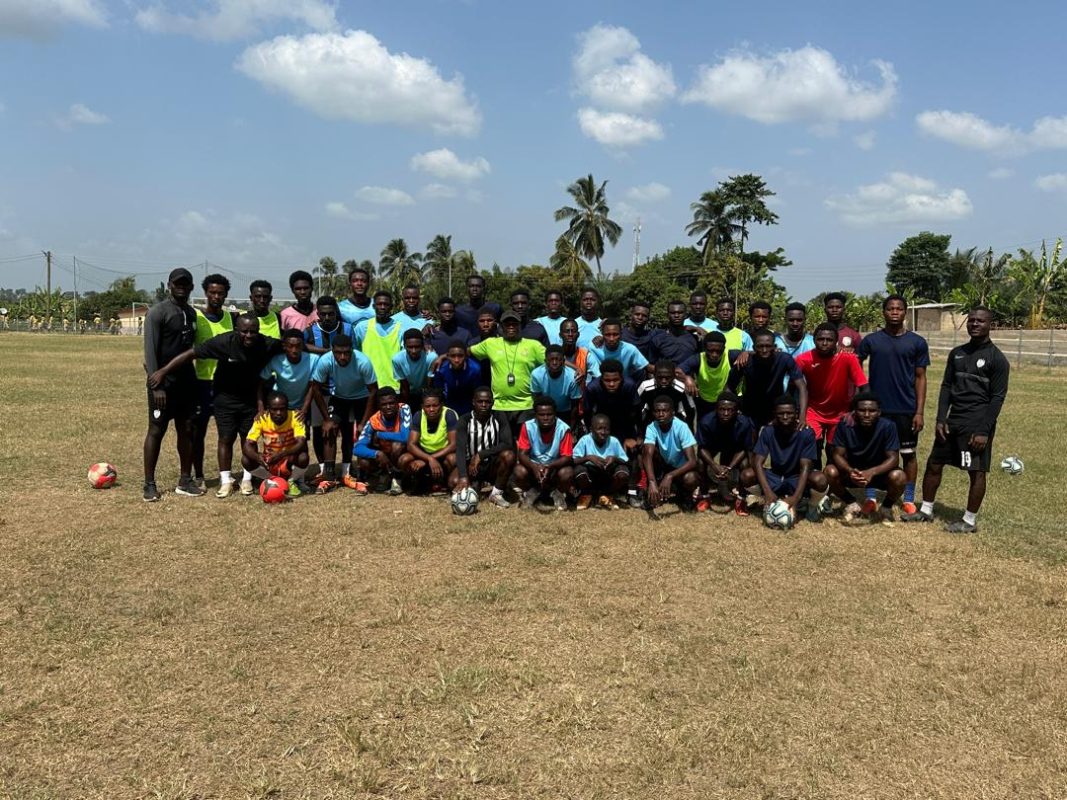 Voetbaltraining bij een sportproject in Ghana van De Kracht van Sport