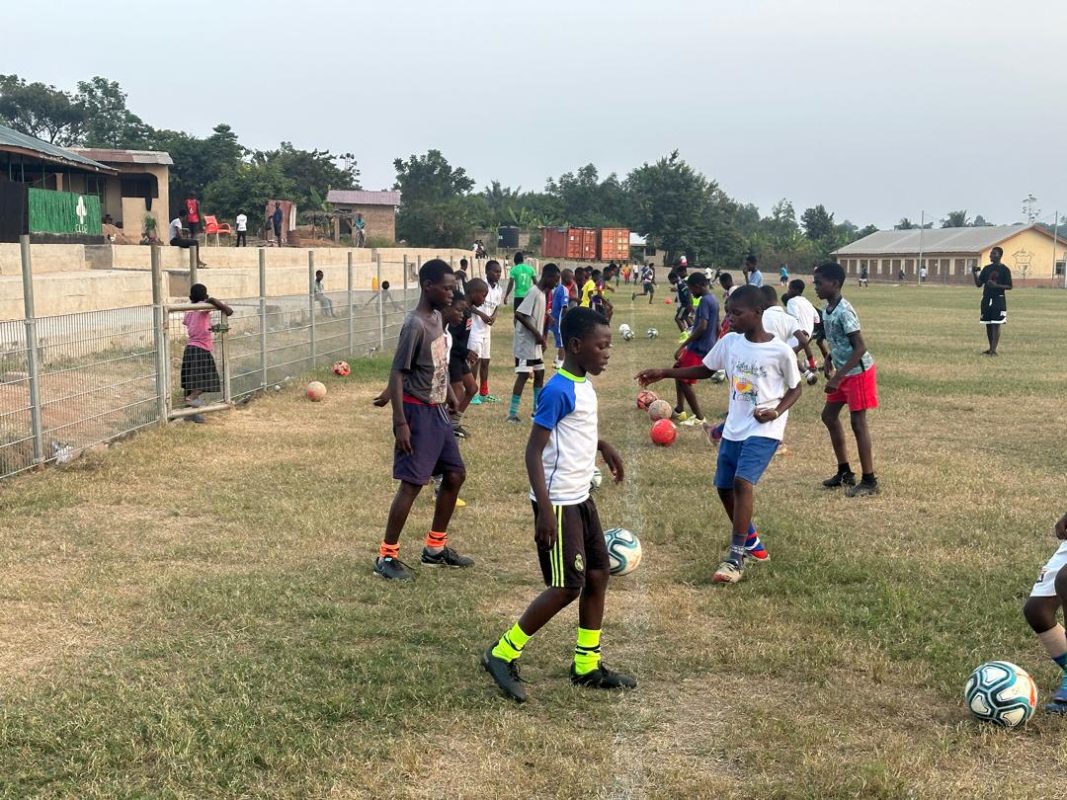 Voetbaltraining bij een sportproject in Ghana van De Kracht van Sport