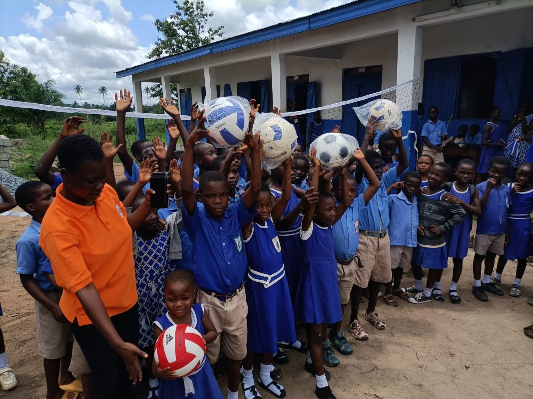 Volleybaltraining bij een sportproject in Ghana van De Kracht van Sport