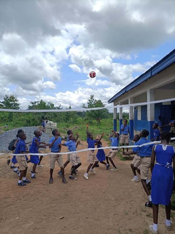 Volleybaltraining bij een sportproject in Ghana van De Kracht van Sport