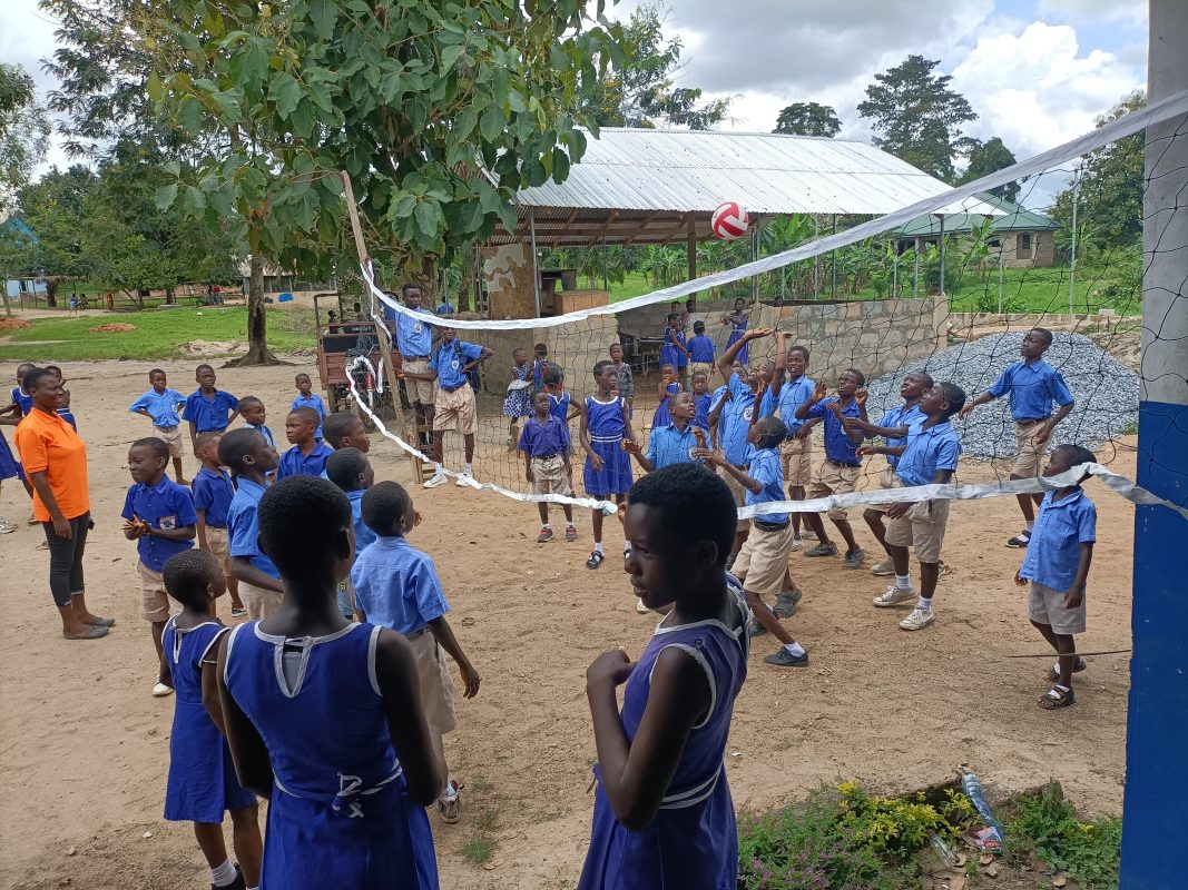 Volleybaltraining bij een sportproject in Ghana van De Kracht van Sport