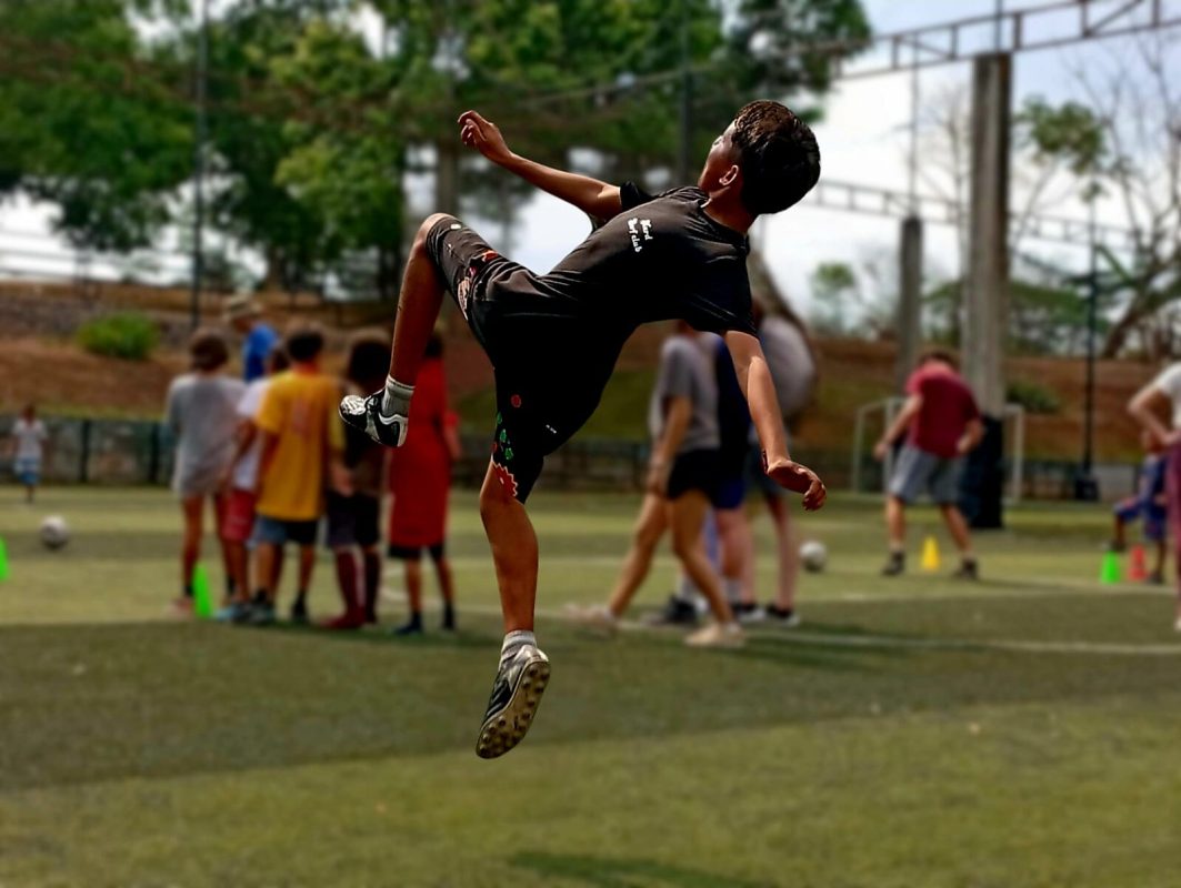 Voetbaltraining bij een sportproject van De Kracht van Sport