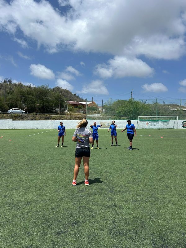 Rugbytraining bij een sportproject van De Kracht van Sport