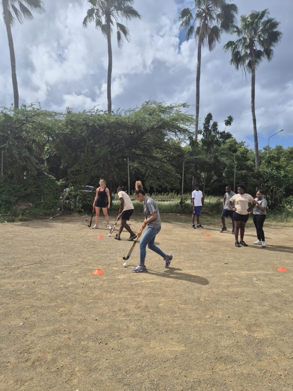 Hockeytraining bij een sportproject van De Kracht van Sport