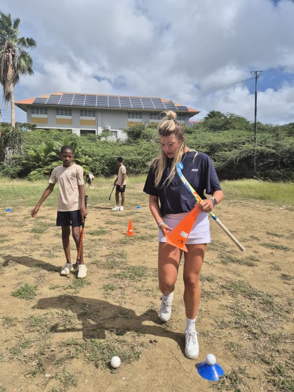 Hockeytraining bij een sportproject van De Kracht van Sport