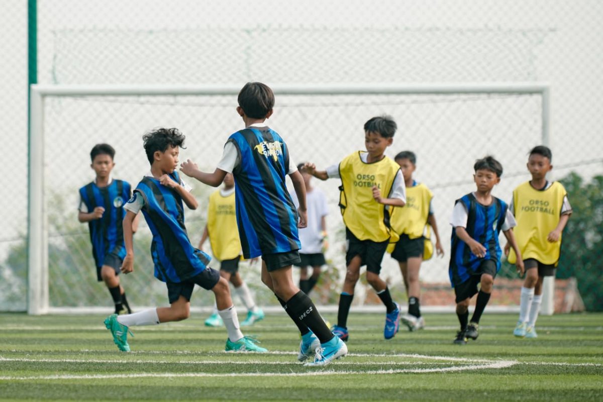 Voetbaltraining bij een sportproject in Indonesië van De Kracht van Sport