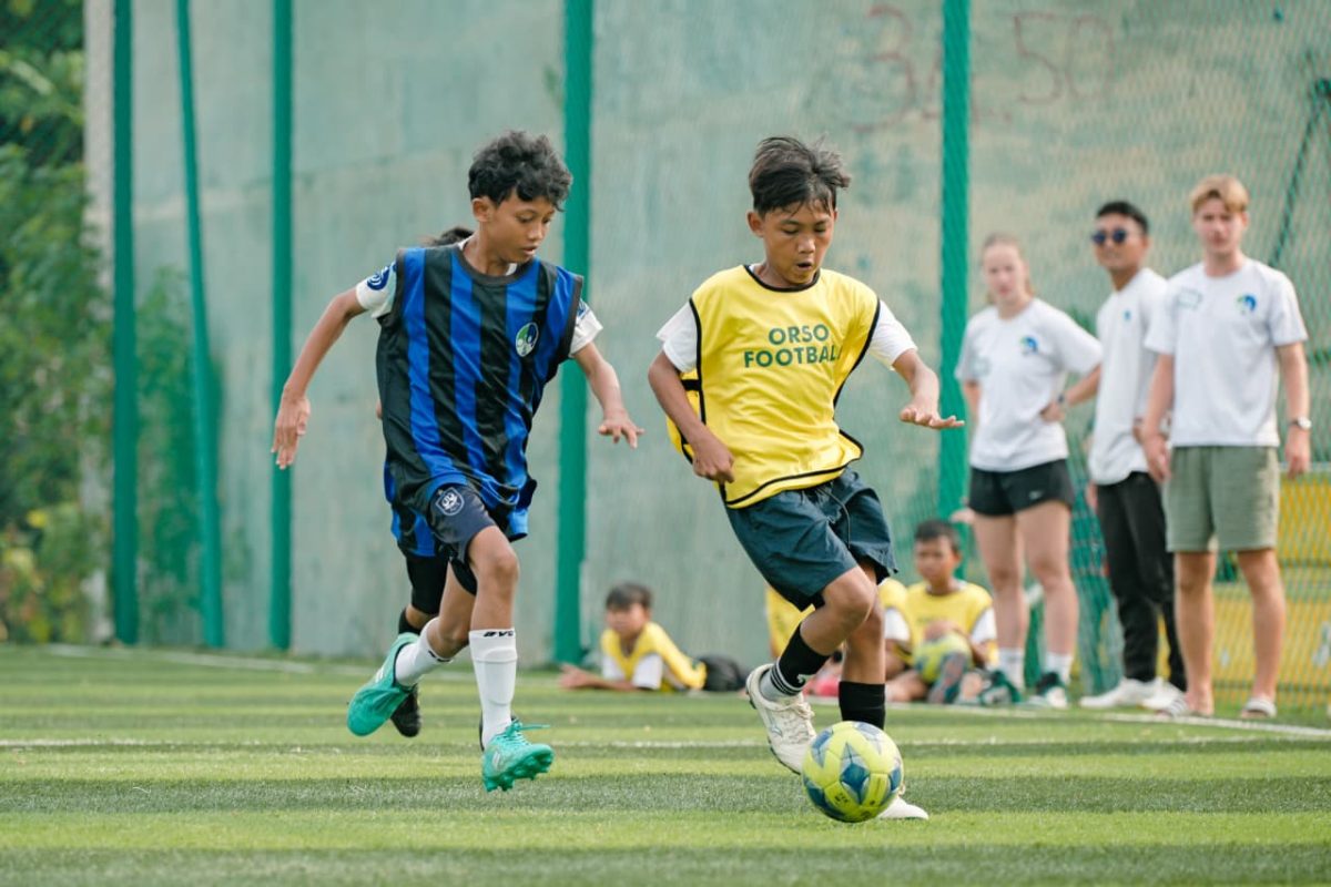 Voetbaltraining bij een sportproject in Indonesië van De Kracht van Sport