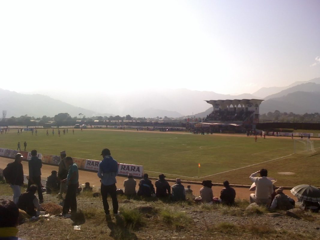 Voetbaltraining bij een sportproject in Nepal van De Kracht van Sport