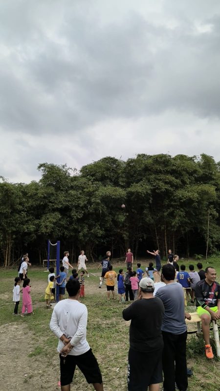 Volleybaltraining bij een sportproject in Indonesië van De Kracht van Sport