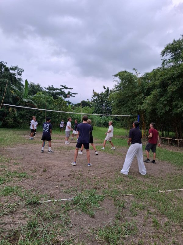 Volleybaltraining bij een sportproject in Indonesië van De Kracht van Sport
